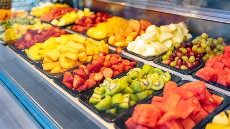 Variedad de frutas frescas peladas y cortadas para hacer purés