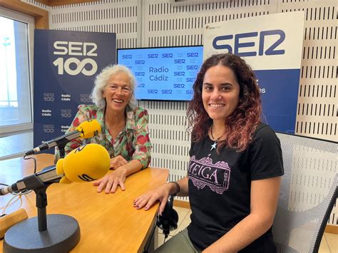 Retrato de Rosa Girón Zambombino, matrona, junto a Patricia Merello