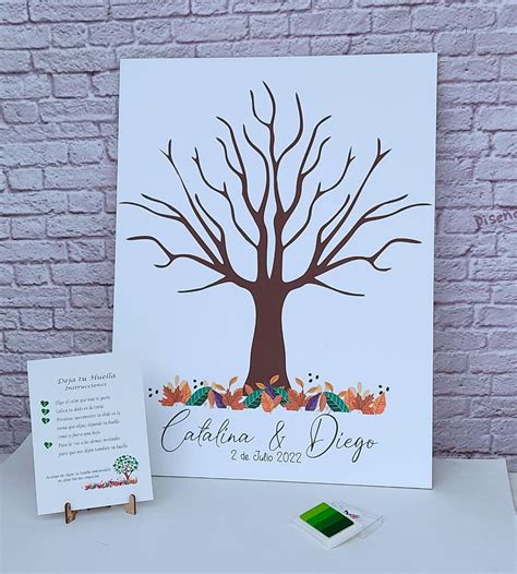 Detalle de un árbol de huellas personalizado con nombres.