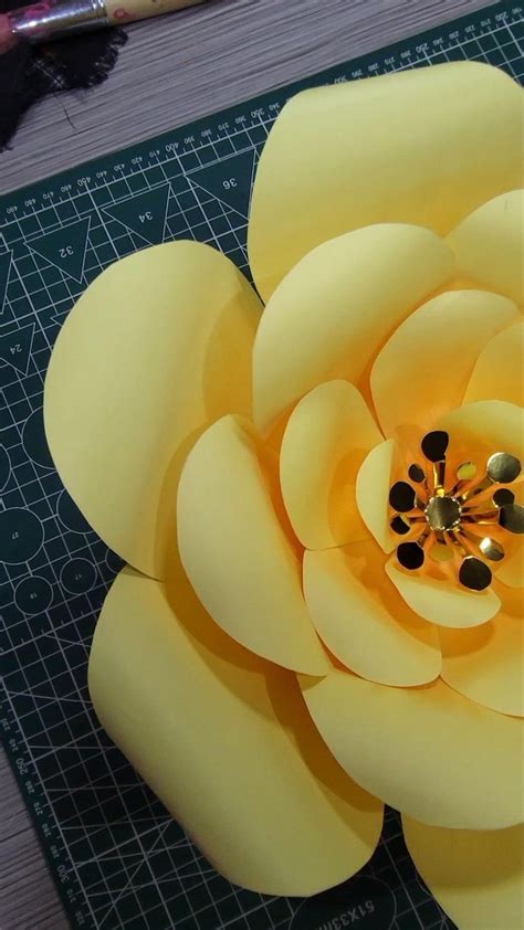 esquema de pasos DIY para crear figuras de cartulina en relieve para decoración de paredes infantiles