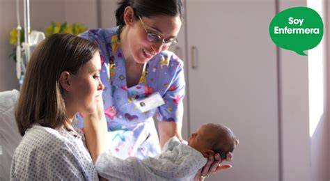 Personal de enfermería brindando cuidados a una madre y su bebé