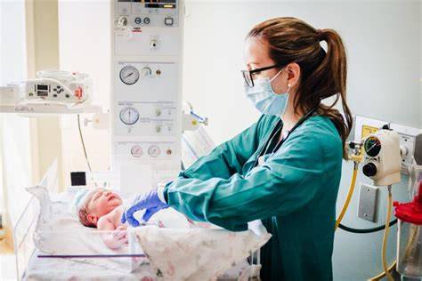 Imagen de una puérpera con una matrona recibiendo indicaciones sobre hidratación