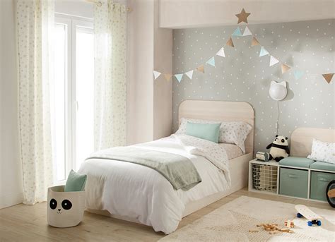 Ejemplo de una habitación infantil con detalles en naranja y amarillo, destacando el equilibrio entre estimulación y calidez.