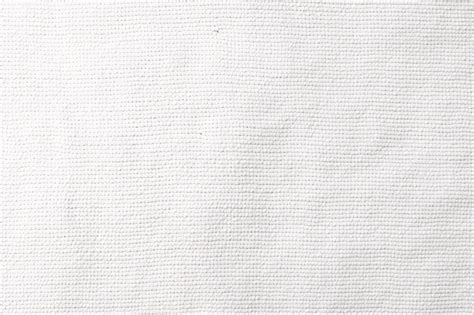 Primer plano de la textura del tejido de algodón de la colcha, mostrando la nitidez del estampado y la viveza de los colores.