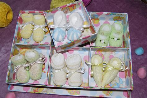 Caja de regalo con patucos de bebé y lazo de raso