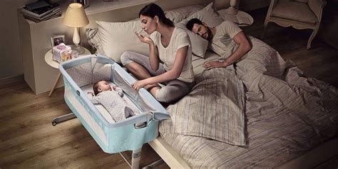 Fotografía de estilo de vida que muestra la cuna Micky en modo colecho junto a una cama de matrimonio.