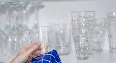 Fotografía de los vasos apilados ordenadamente dentro de un refrigerador