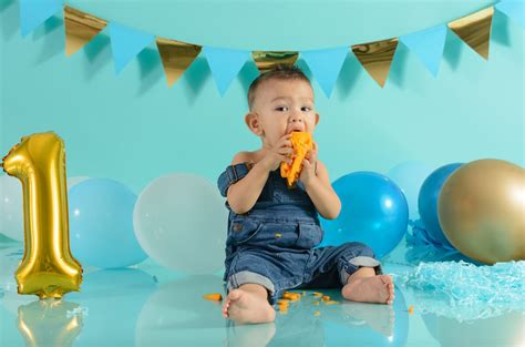 Fotografía de un bebé celebrando su primer cumpleaños con elementos infantiles de recuerdo