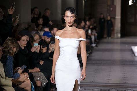Retrato profesional de Bella Hadid en una pasarela internacional de alta costura