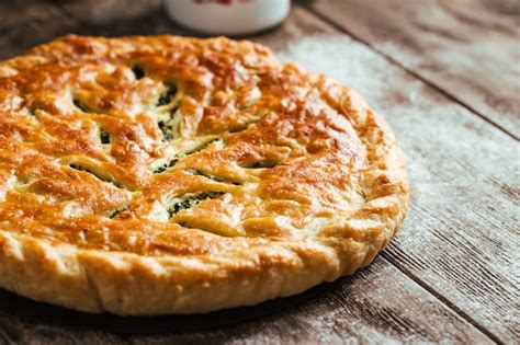 pastel de repollo y queso feta recién horneado