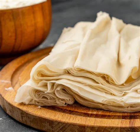 proceso de montaje de pastel con masa filo