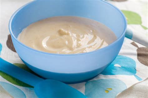 Primer plano de una papilla de cereales cremosa en un plato, lista para ser servida