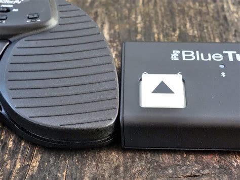 Foto principal del pedal iRig BlueTurn en un escenario
