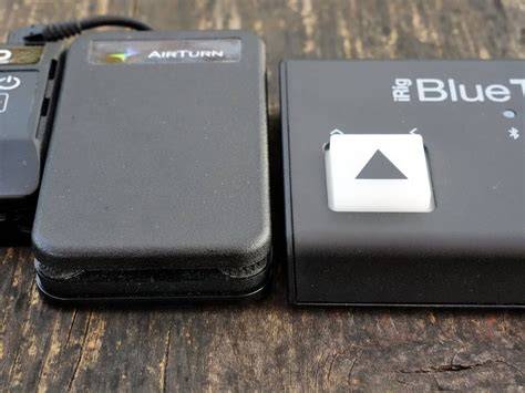 Foto del iRig BlueTurn siendo transportado en una mochila o junto a un instrumento