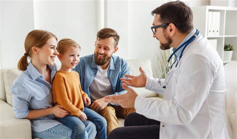 ilustración de un pediatra interactuando con un niño y sus padres