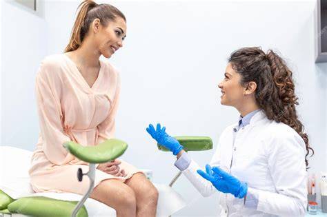 Foto temática de una consulta ginecológica o de una mujer en control