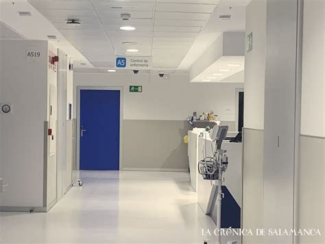 Foto de Teresa y su hija Paula en los pasillos del Hospital Gregorio Marañón.