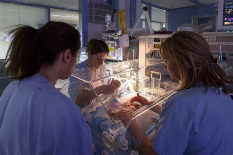 Imagen de las dos gemelas en la UCI neonatal del Hospital Gregorio Marañón.