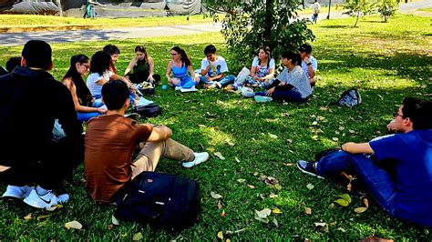 Foto de una familia participando en un taller de alimentación saludable