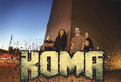 Imagen de la banda KOMA en directo, mostrando su energía en el escenario.