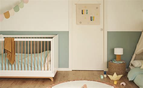 Fotografía de una habitación de bebé decorada con colores suaves y textiles coordinados