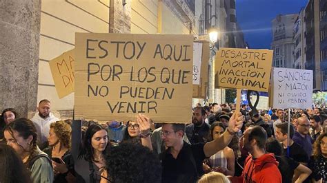 fotografía de un cartel de protesta o una pancarta con el logo de