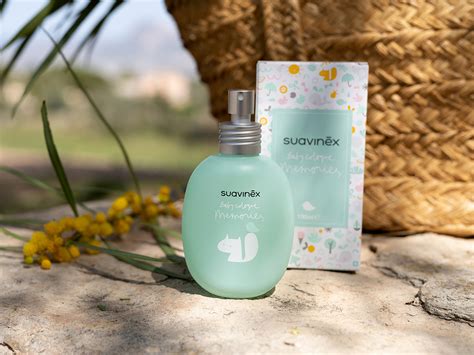 Botella de colonia Suavinex Baby Cologne con su diseño característico