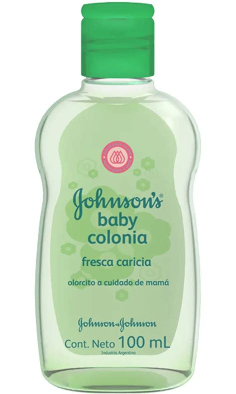 Mujer adulta aplicando colonia de bebé, ilustrando el uso intergeneracional