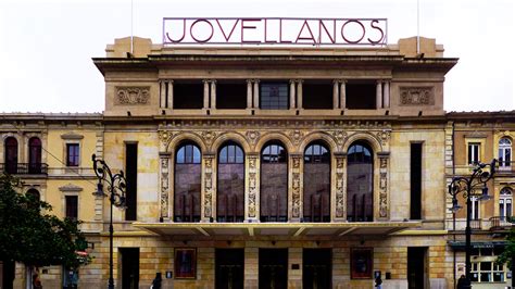 Foto de la fachada del Teatro Jovellanos durante la celebración de FETEN
