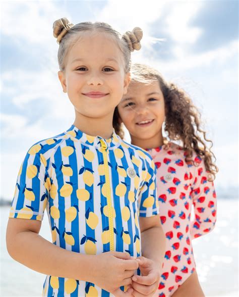 Imagen de bañadores infantiles con protección UV