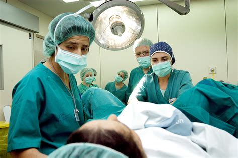 Equipo médico asistiendo un parto en hospital