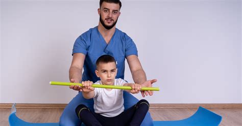 Infografía detallando los módulos y asignaturas del máster en Fisioterapia Pediátrica.