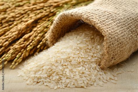 Granos de arroz blanco secándose sobre un paño de cocina