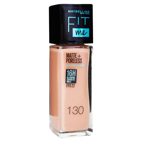 Foto de una mujer con piel mate y sin brillos, mostrando la base Fit Me Matte + Poreless de Maybelline.