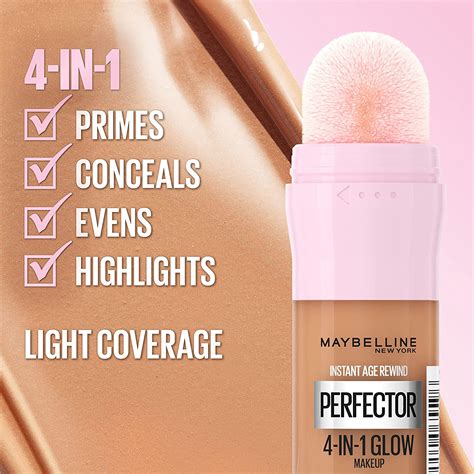 Foto de una persona aplicando Instant Age Rewind Perfector 4-In-1 Glow Makeup, destacando su versatilidad.