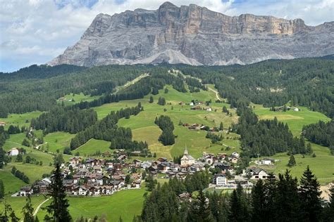 fotografía del pueblo de Arabba rodeado de montañas en los Dolomitas