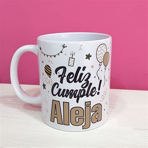Taza personalizada con temática pediátrica y elementos de diseño