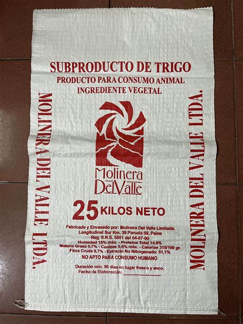 granjero examinando sacos de fertilizante