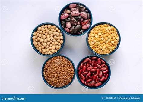 Variedad de legumbres (lentejas, garbanzos, alubias) en cuencos