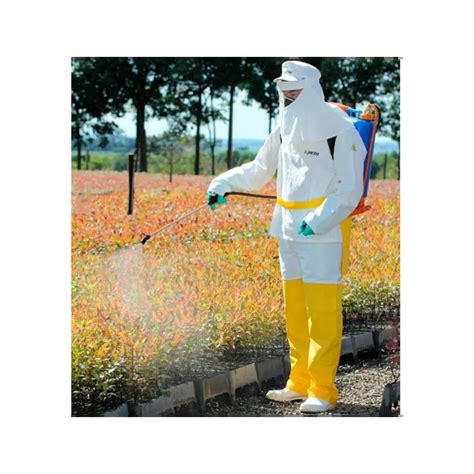 Trabajador aplicando fitosanitarios con equipo de protección individual (EPI)