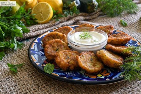 Foto de kolokithokeftedes (buñuelos de calabacín y feta) recién fritos