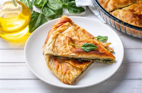 Foto de spanakopita (pastel de espinacas y feta) recién horneada