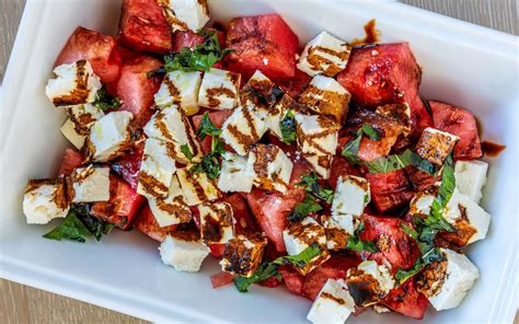 Foto de ensalada de sandía y queso feta servida en cucharas de aperitivo