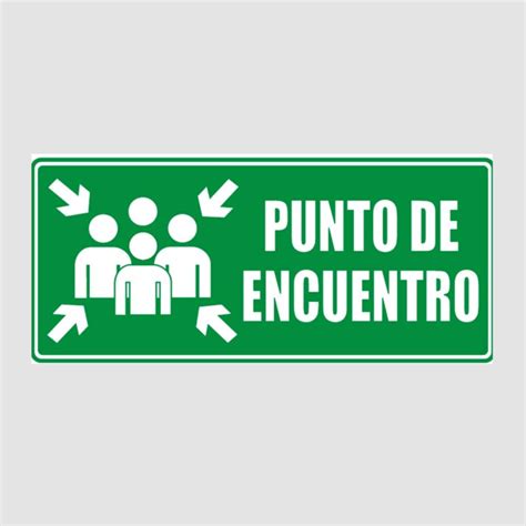 Familiares y amigos esperando en un punto de encuentro en la frontera