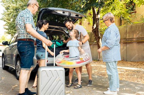 Familia viajando con una minicuna de viaje compacta