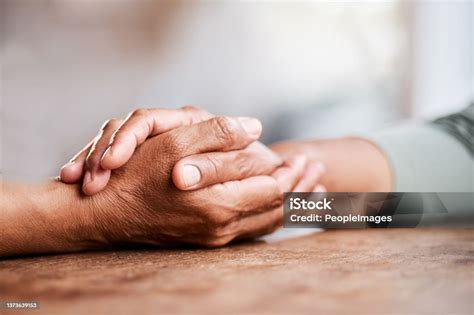 Foto: Pareja consolándose mutuamente tras una pérdida
