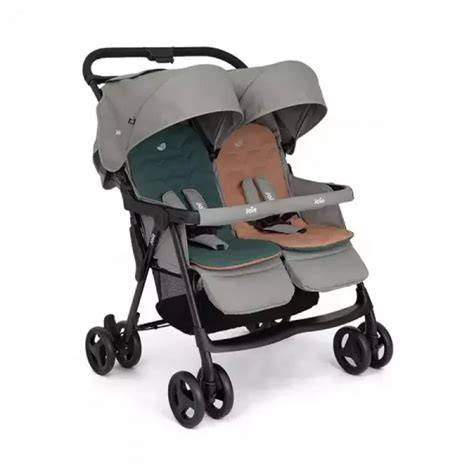 Silla gemelar Joie Aire Twin con niños y sus capotas independientes