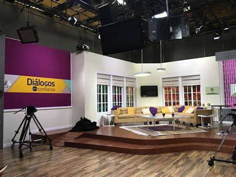 Claudia Fernández en un set de televisión