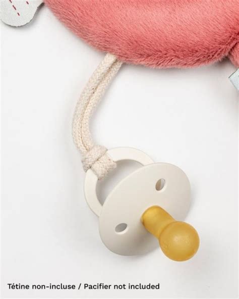 Una cadena para chupete con diseño moderno, sujeta a la ropa de un bebé feliz