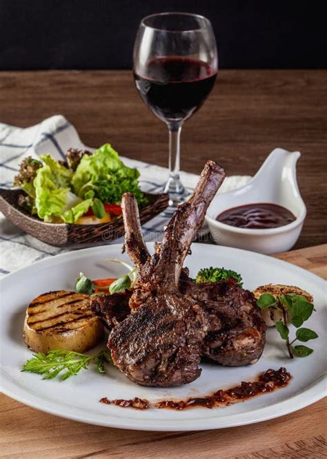 Plato de cordero asado maridado con vino tinto